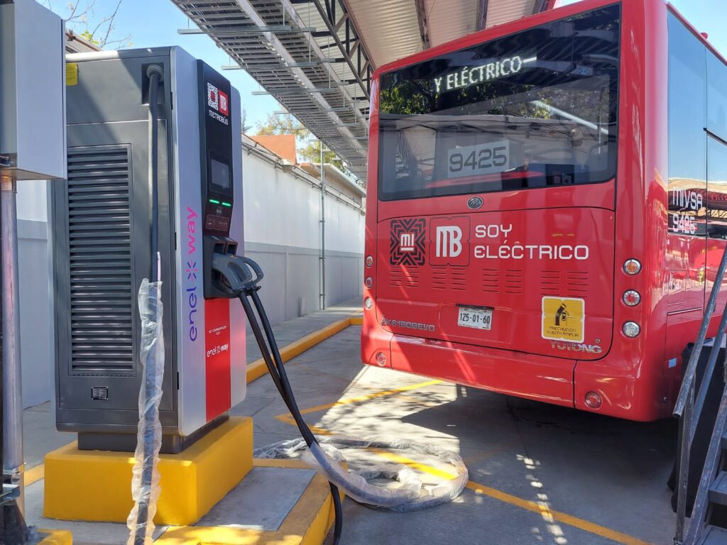 Inauguran primera línea del Metrobús totalmente eléctrica